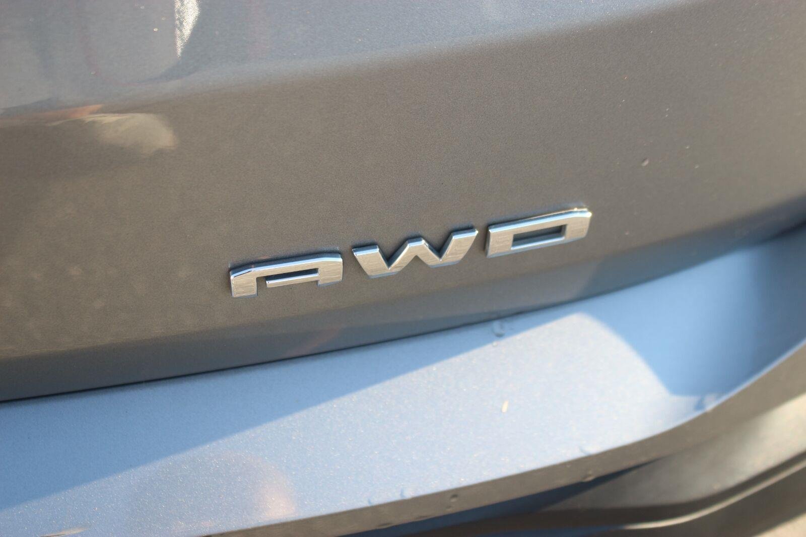 Used 2024 Sterling Metallic GMC SLE image 11