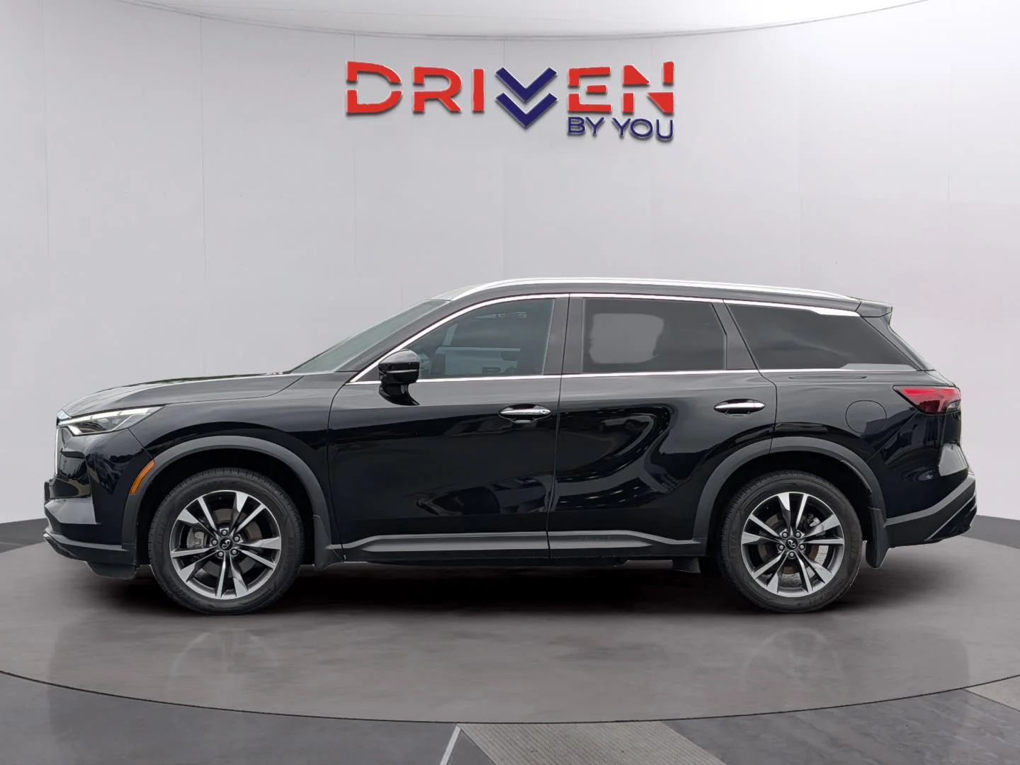 Used 2023 Mineral Black INFINITI LUXE image 2