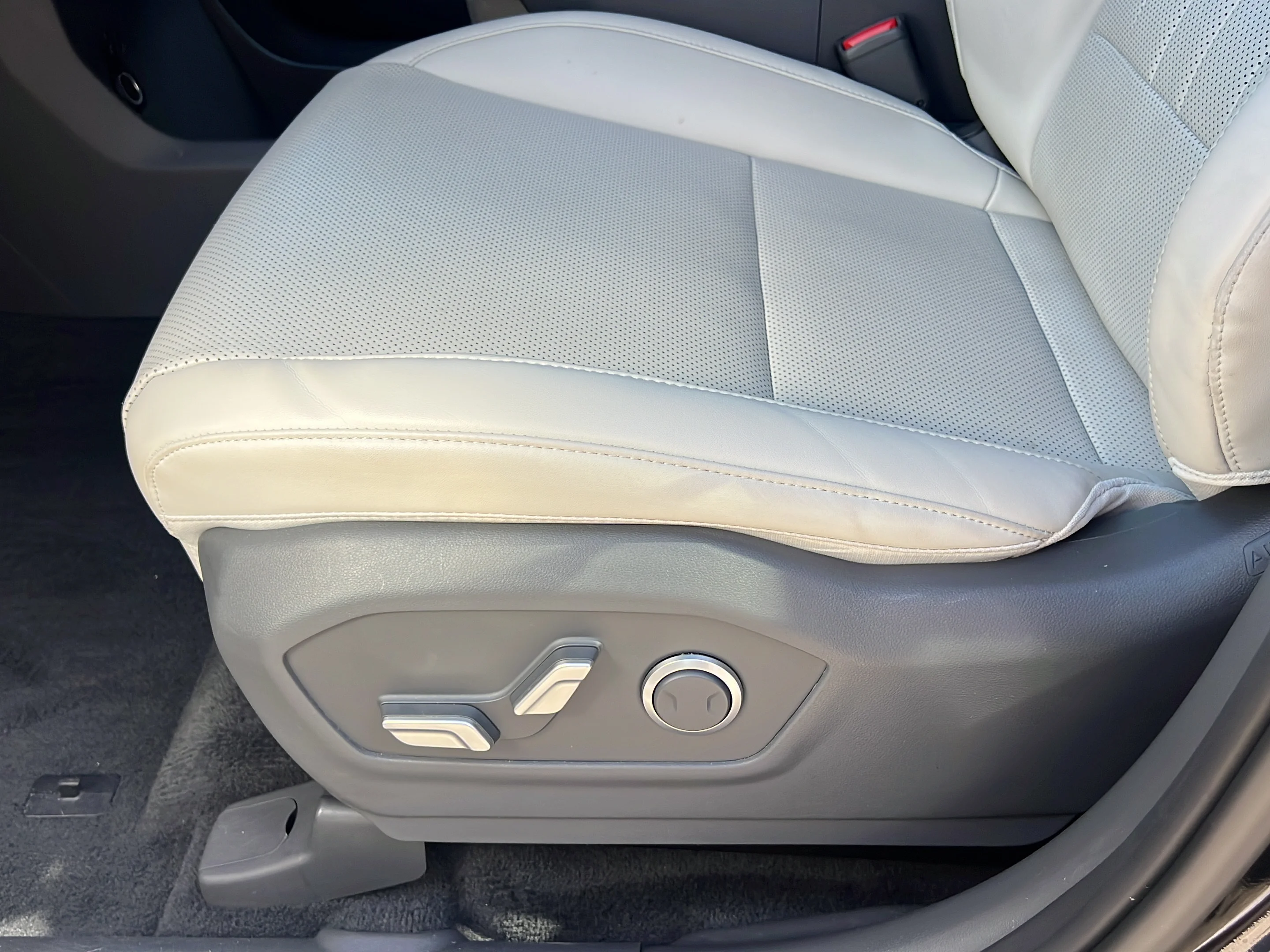 Used 2025 Phantom Black Hyundai SEL image 14