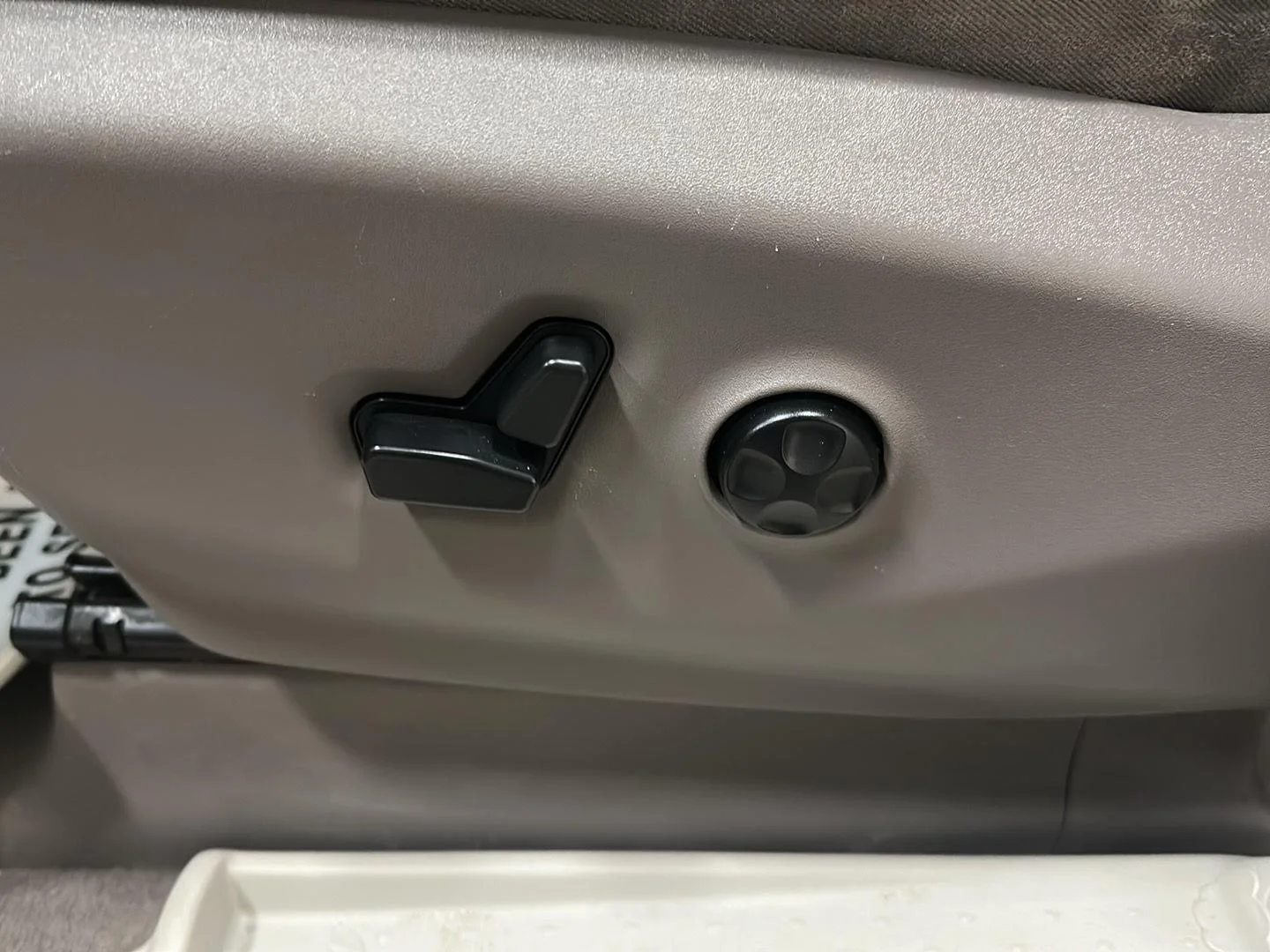 Used 2018 Molten Silver Chrysler Touring L Plus image 16