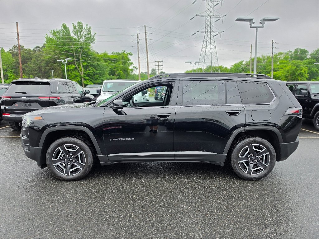 New 2026 Diamond Black Crystal Pearl-Coat Exterior Paint Jeep Laredo image 9