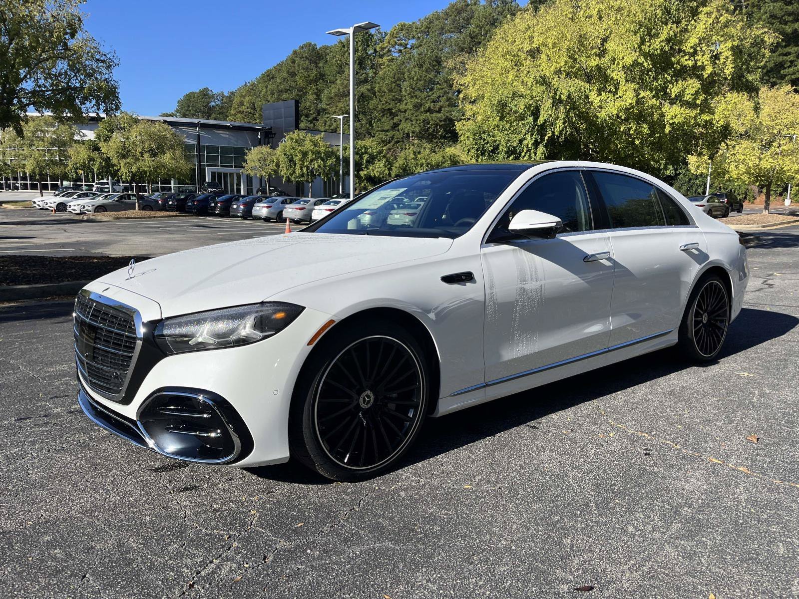 New 2027 MANUFAKTUR Moonlight White Metallic Mercedes-Benz S 580 4MATIC® Sedan image 3