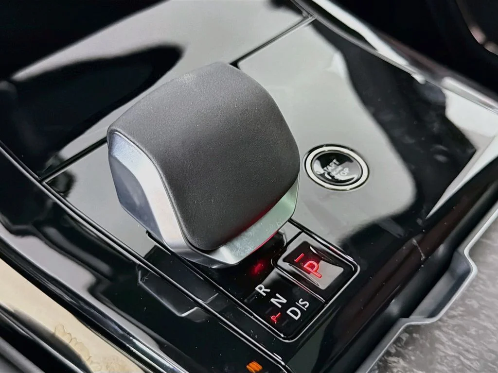 New 2026 Fuji White Land Rover Dynamic SE image 17