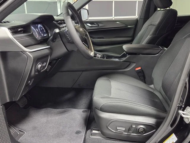 New 2026 Diamond Black Crystal Pearlcoat Jeep Laredo image 5