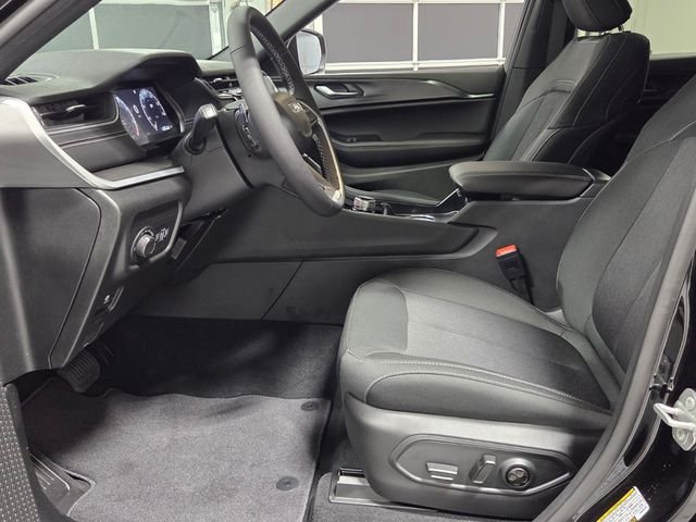 New 2026 Diamond Black Crystal Pearl-Coat Exterior Paint Jeep Laredo image 5