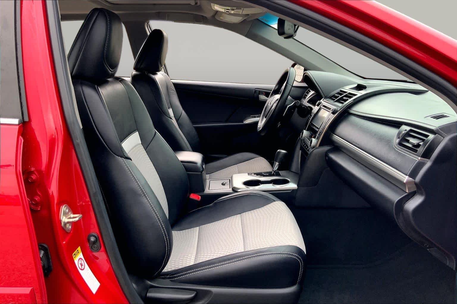 Used 2014 Barcelona Red Metallic Toyota SE image 9