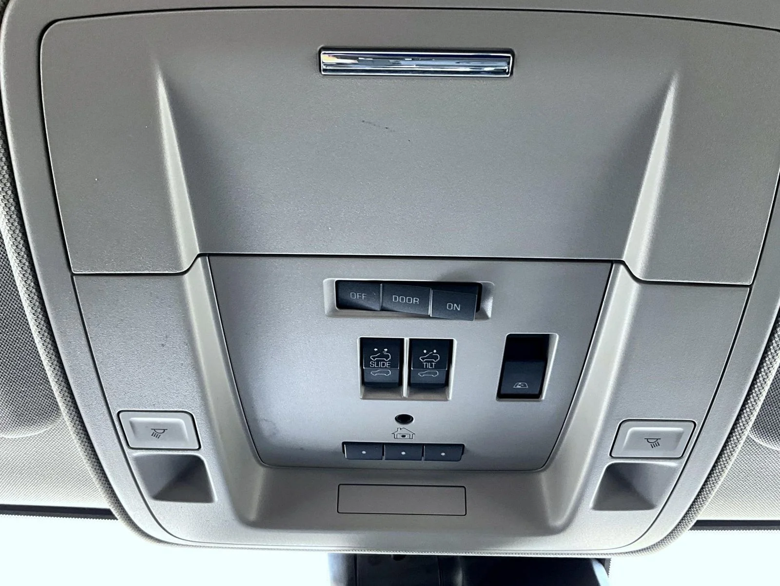 Used 2018 White GMC Denali image 17