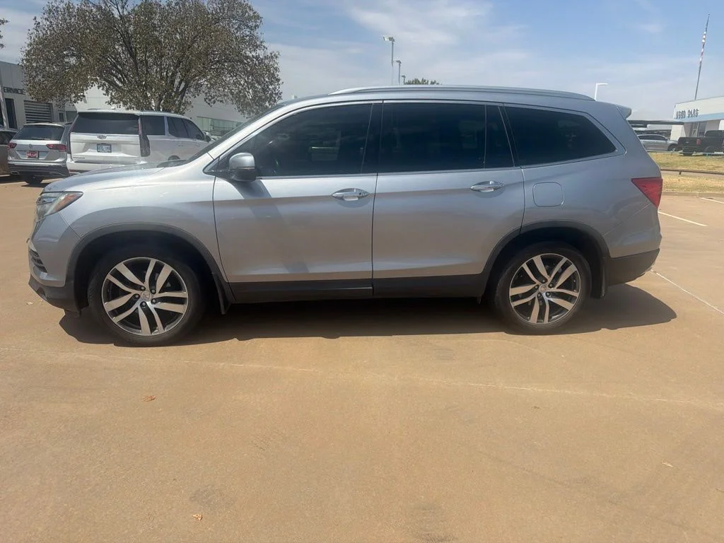 Used 2017 Lunar Silver Metallic Honda Elite image 2