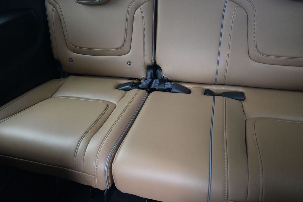 New 2026 RADIANT WHITE INFINITI Luxe 2WD image 17
