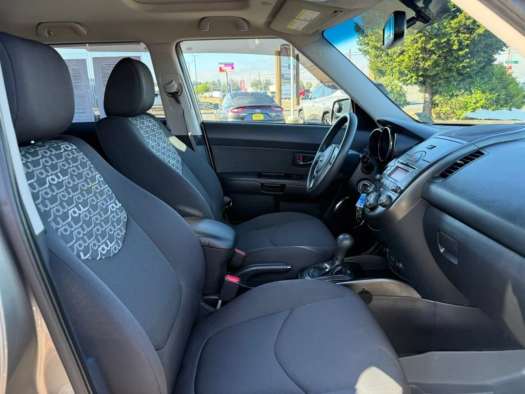 Used 2011 Titanium Kia + image 12