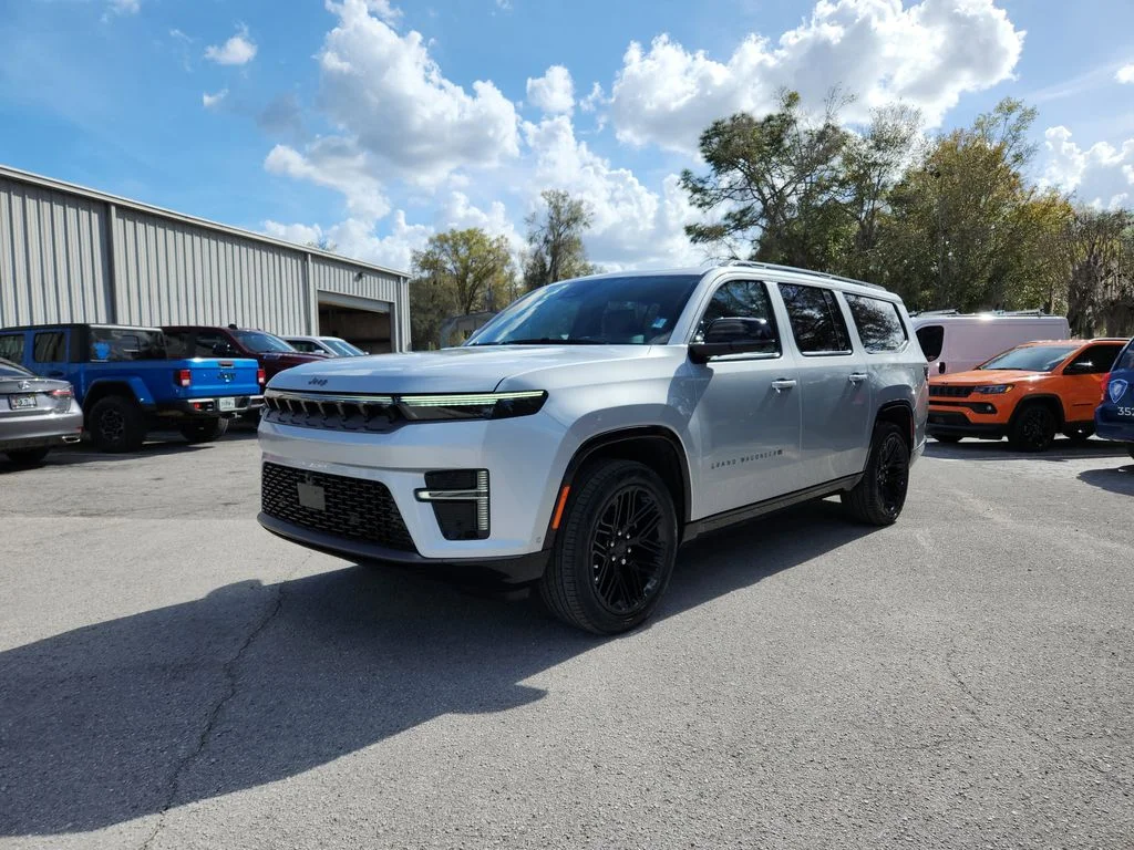 New 2026 Silver-Zynith Exterior Paint Jeep Limited Reserve image 2