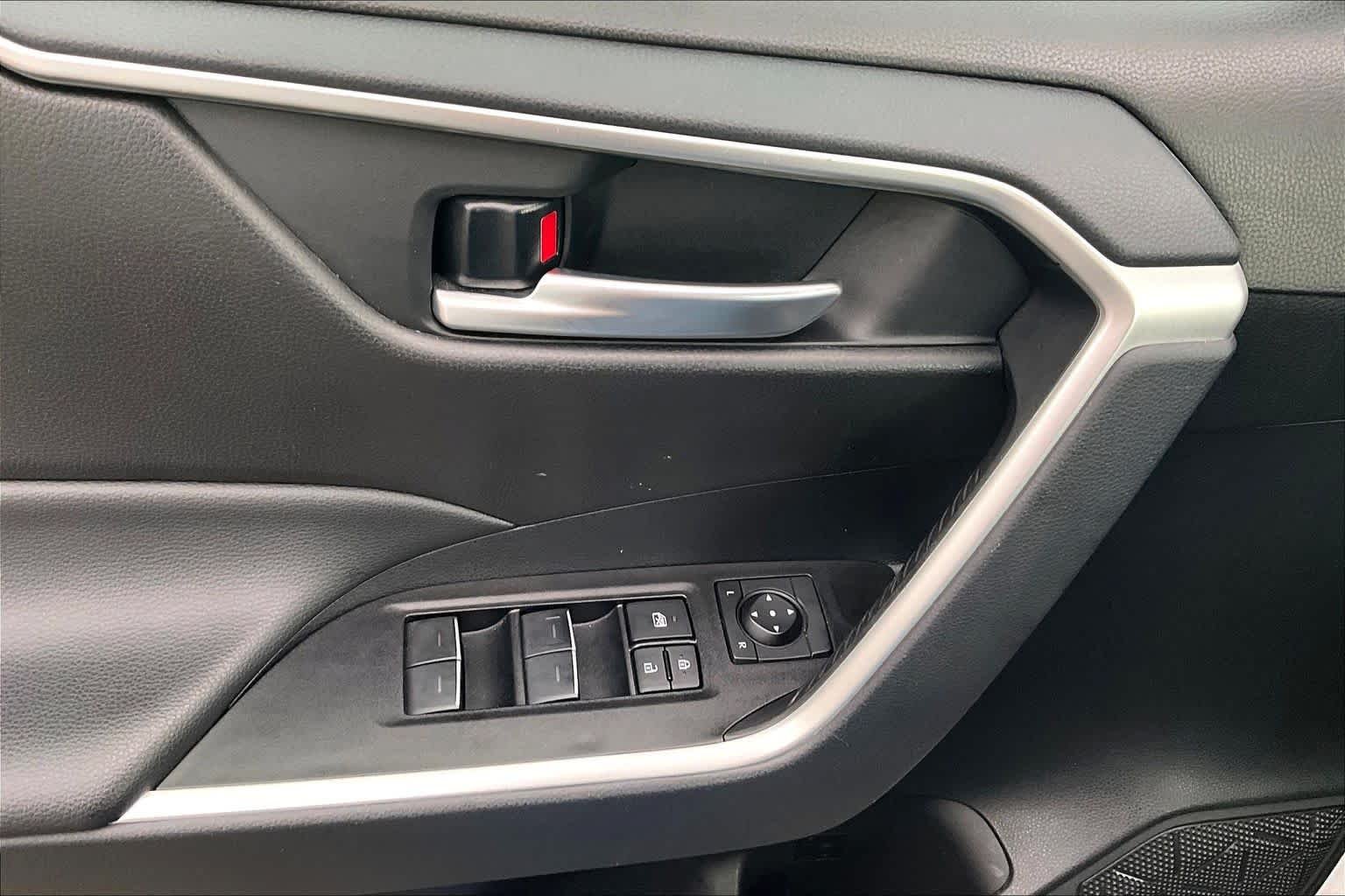 Used 2025 Ice Cap Toyota Hybrid XLE image 36