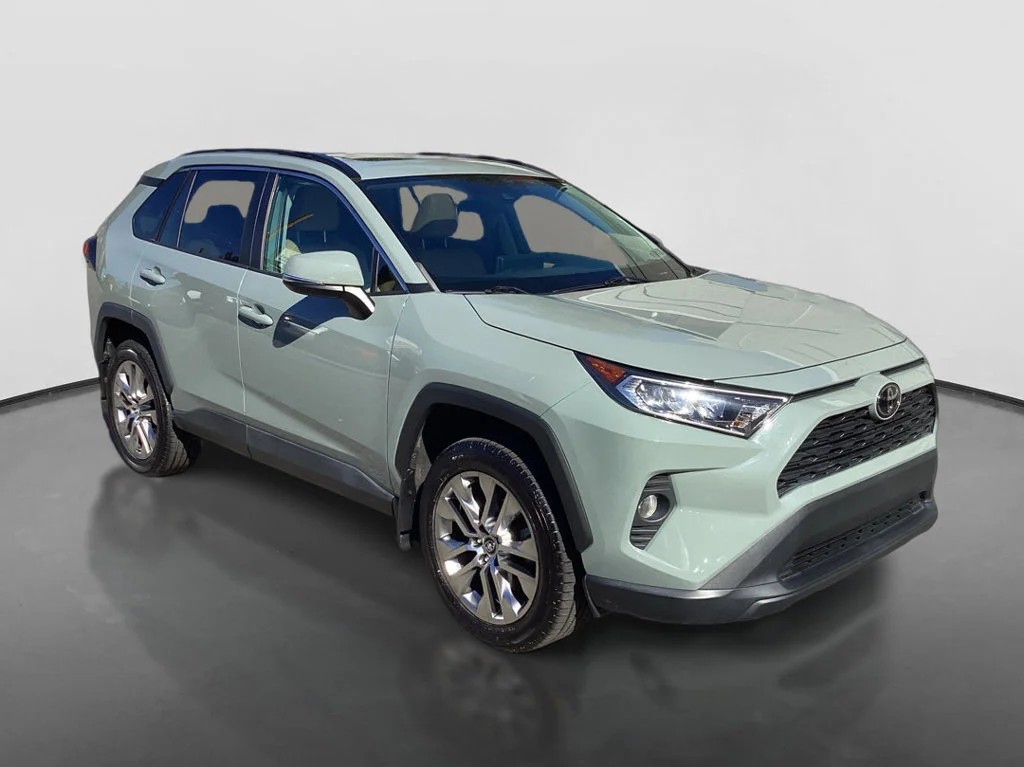 Used 2020  Toyota XLE Premium image 3