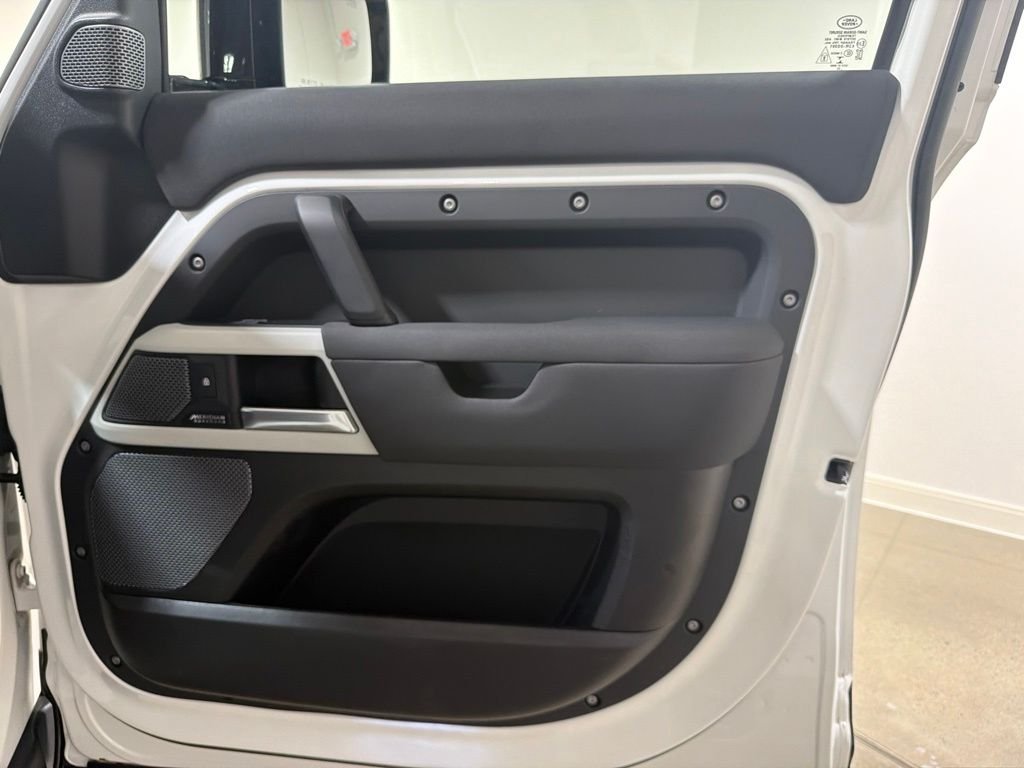 Used 2023 Fuji White Land Rover SE image 23