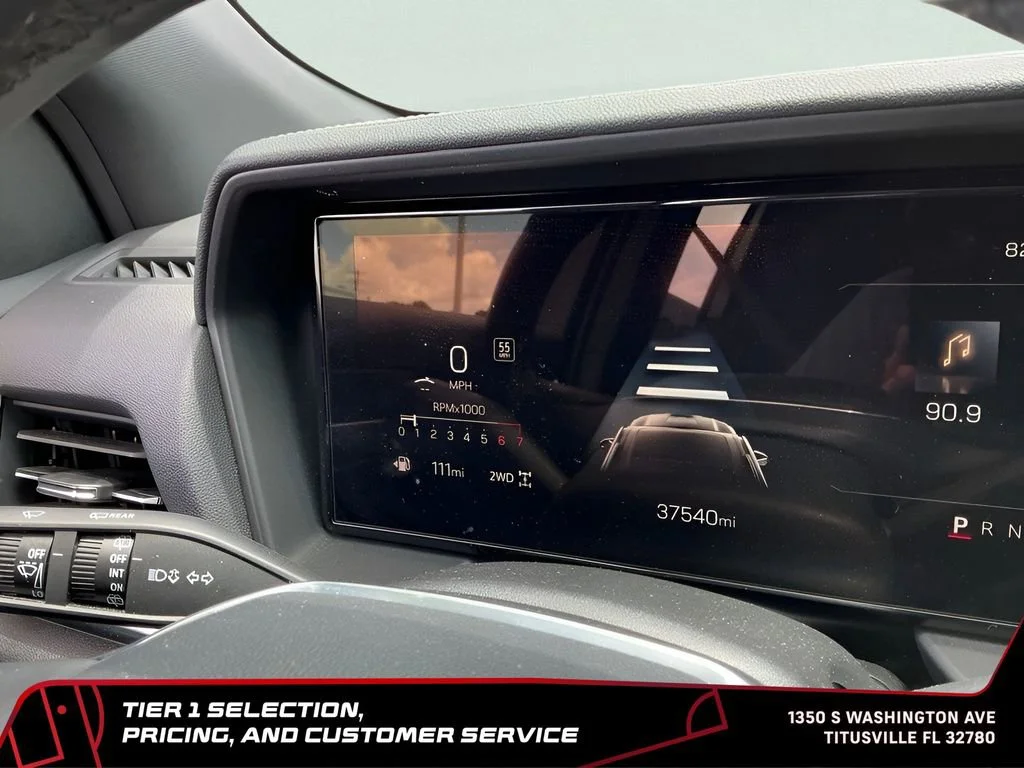 Used 2025 Summit White GMC Elevation image 18