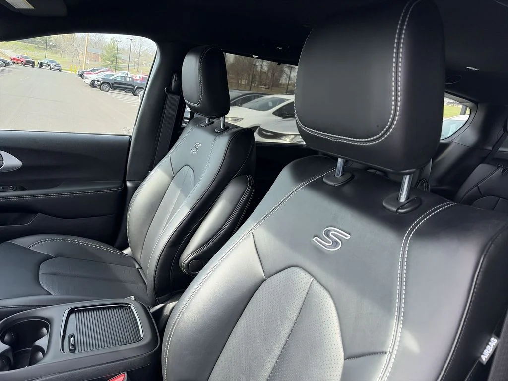 Used 2024 Black Chrysler Touring L image 11