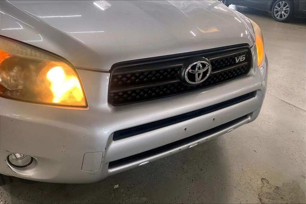 Used 2008 Silver Toyota Sport image 30