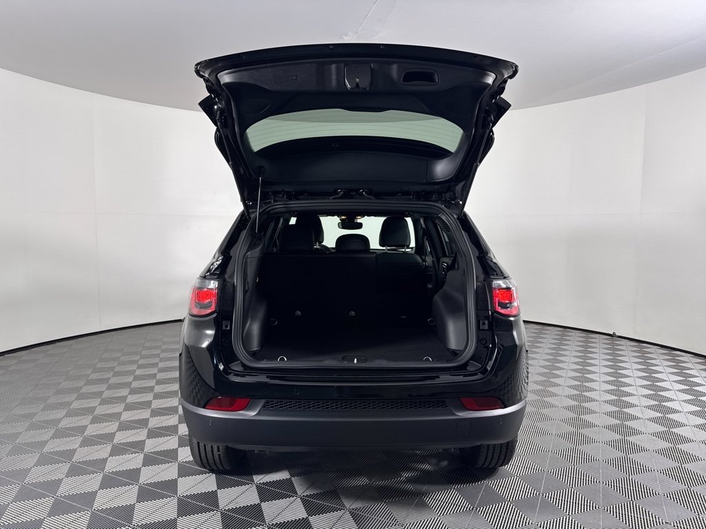 New 2026 Diamond Black Crystal Pearl-Coat Exterior Paint Jeep Limited Altitude image 11