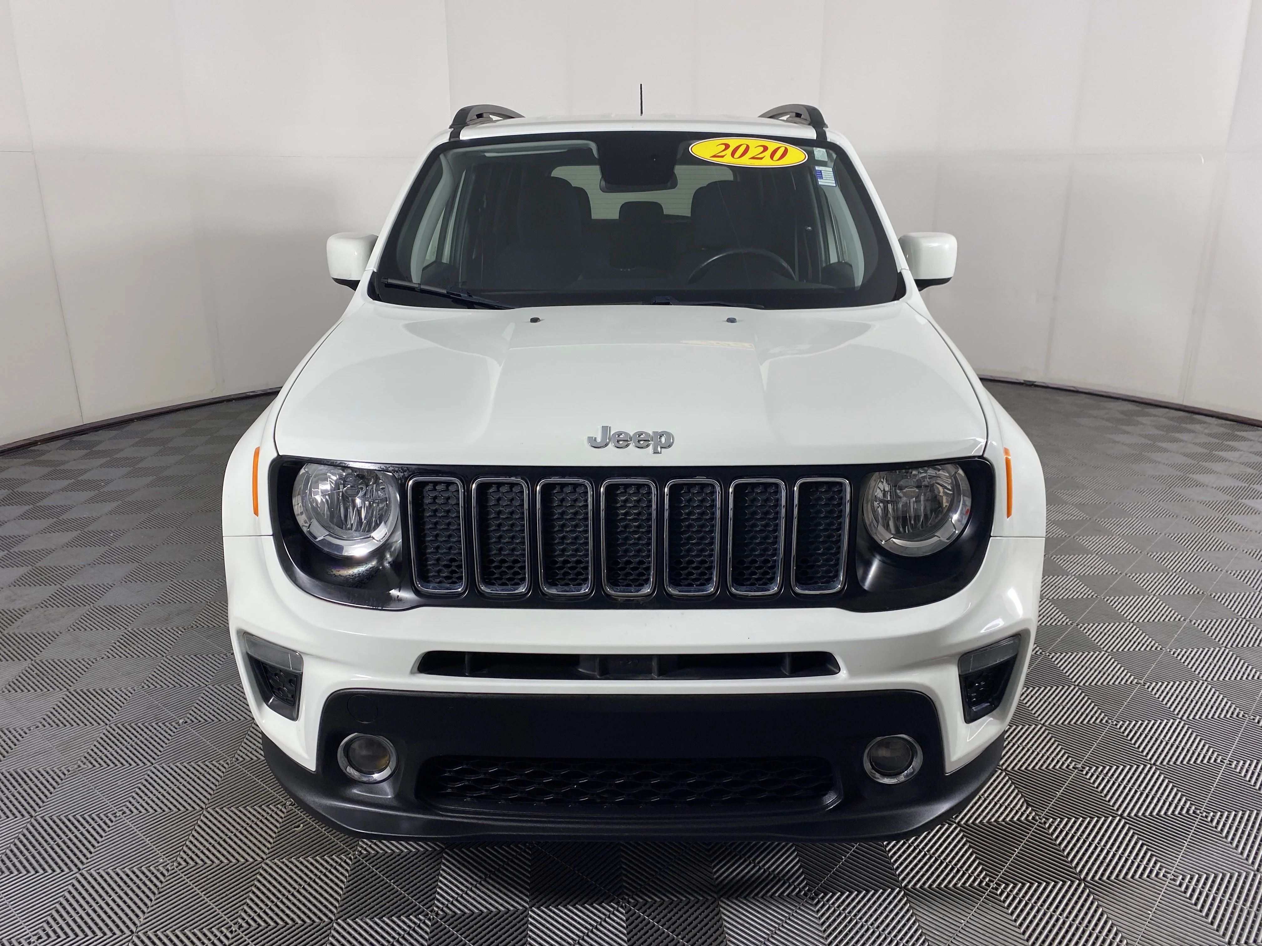 Used 2020 Alpine White Clearcoat Jeep Latitude image 12