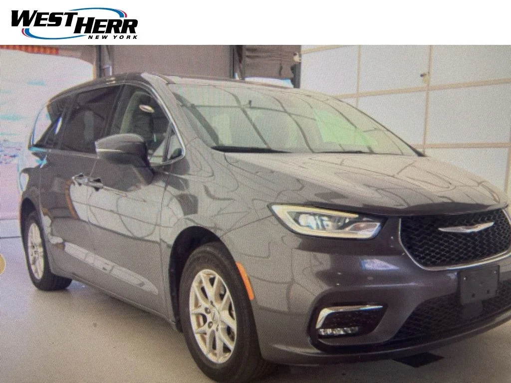 2023 Chrysler Pacifica Touring L's photo