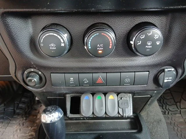 Used 2018 White Jeep Unlimited Sahara image 42