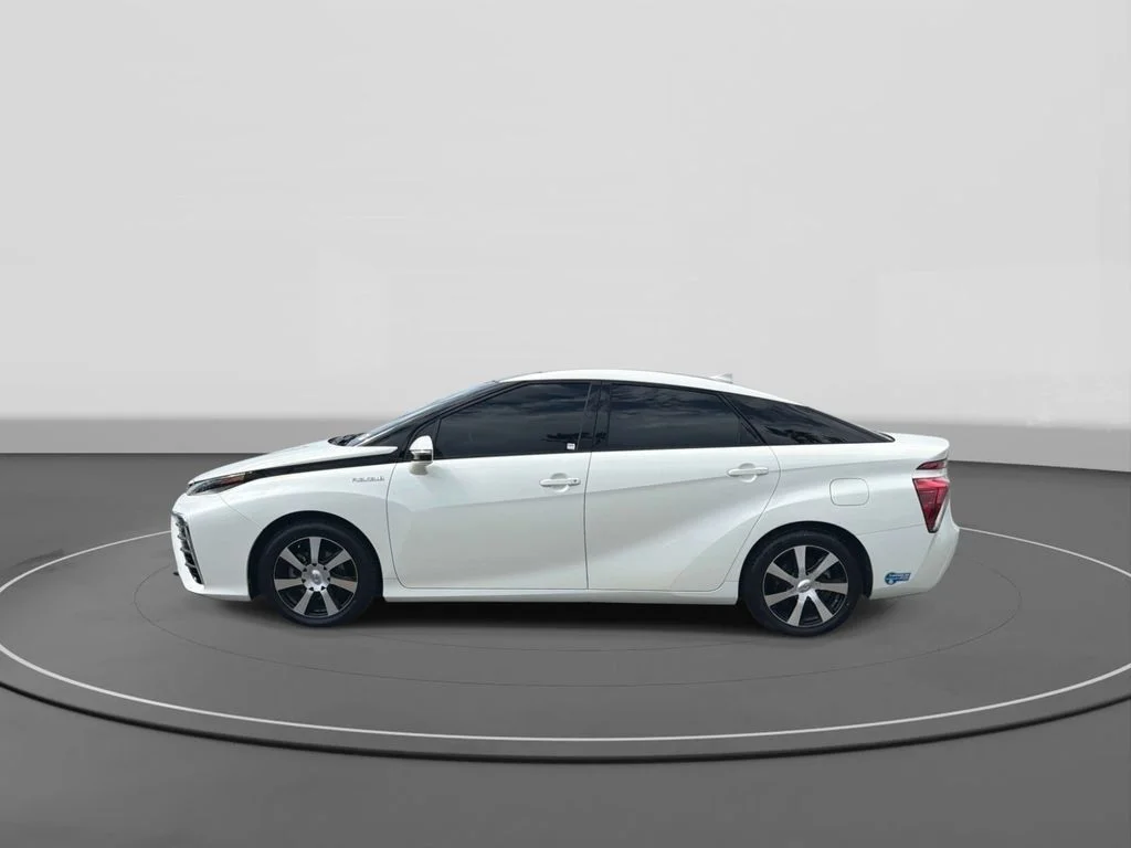 Used 2018 Crystal White Toyota Base image 4