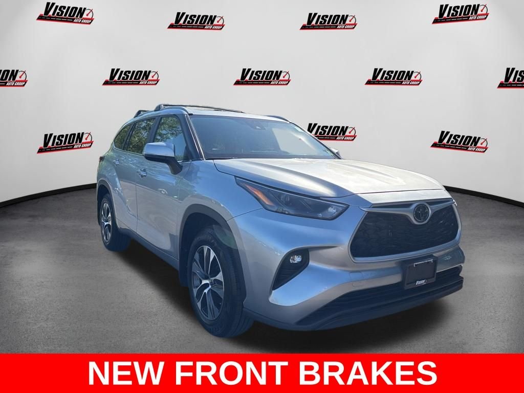 Used 2023 Silver Toyota XLE image 3