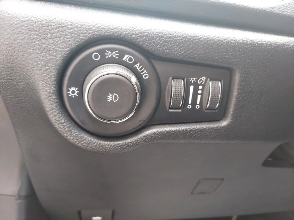 Certified Used 2025 White Chrysler Select image 19