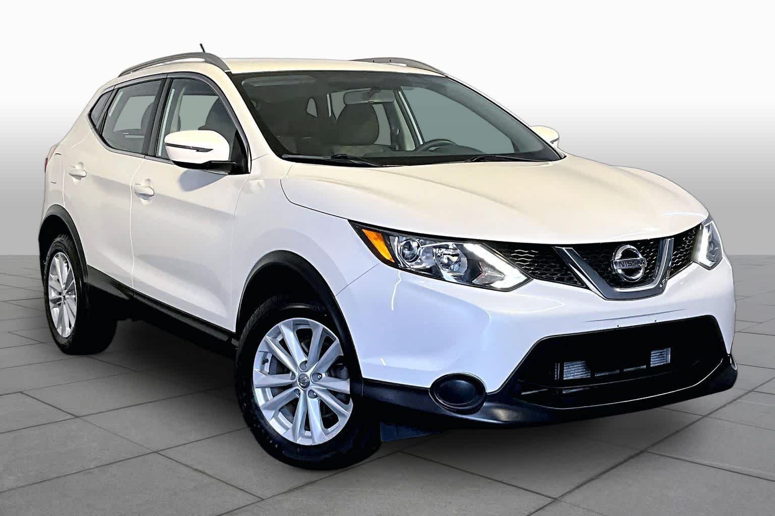 Used 2017 Pearl White Nissan SV image 3