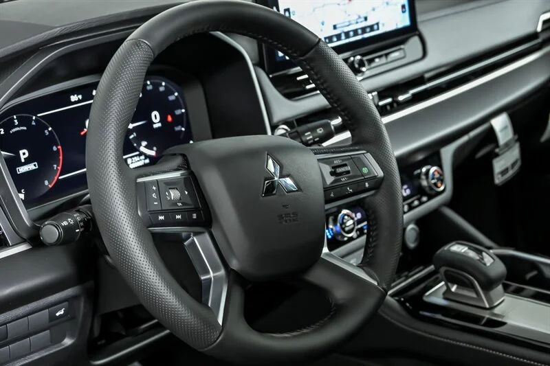 New 2026 White Diamond w/ Black Roof Mitsubishi Black Edition image 16