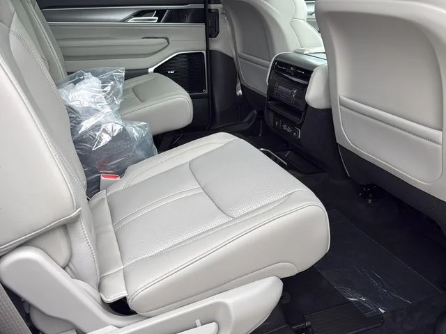New 2026 Bright White Clear-Coat Exterior Paint Jeep Limited Reserve image 12