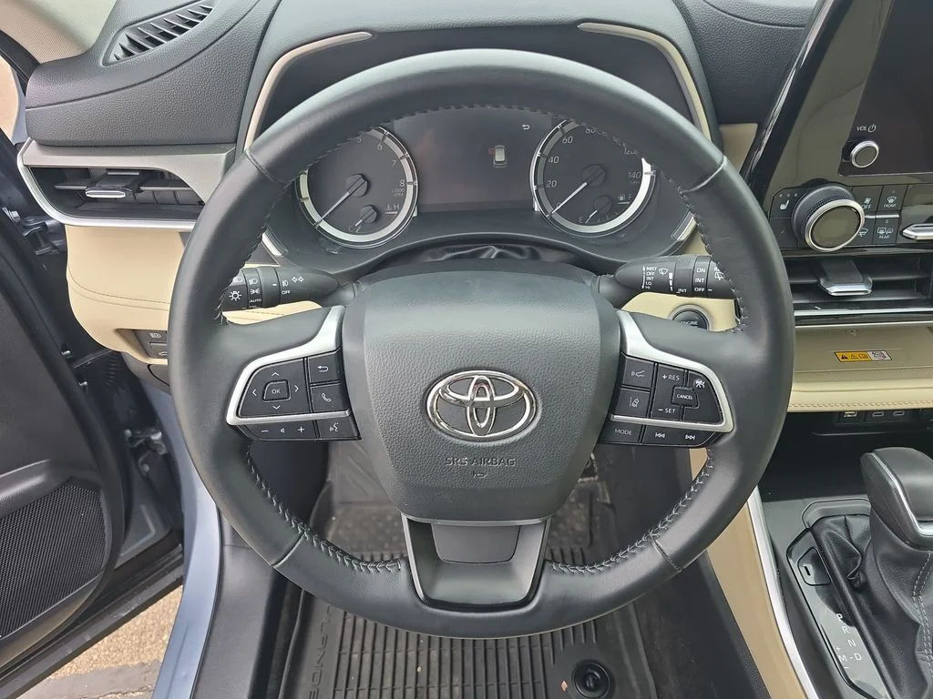 Used 2024  Toyota XLE image 25