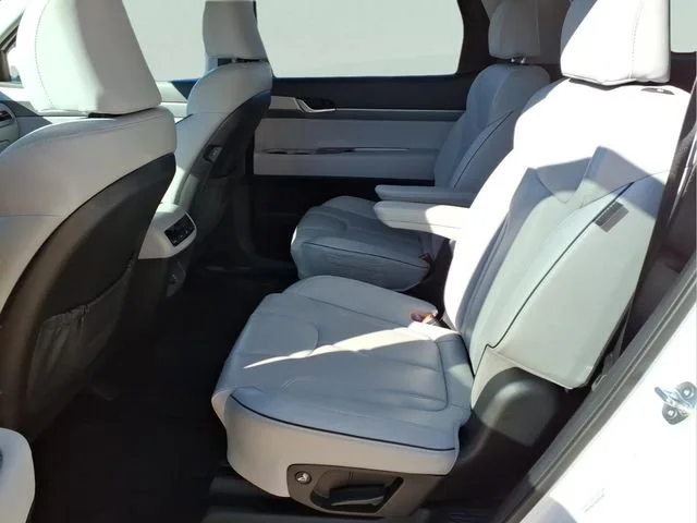 Used 2025  Hyundai SEL image 16