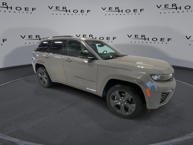 New 2027 Sting-Gray Clear-Coat Paint Jeep Limited Reserve image 2