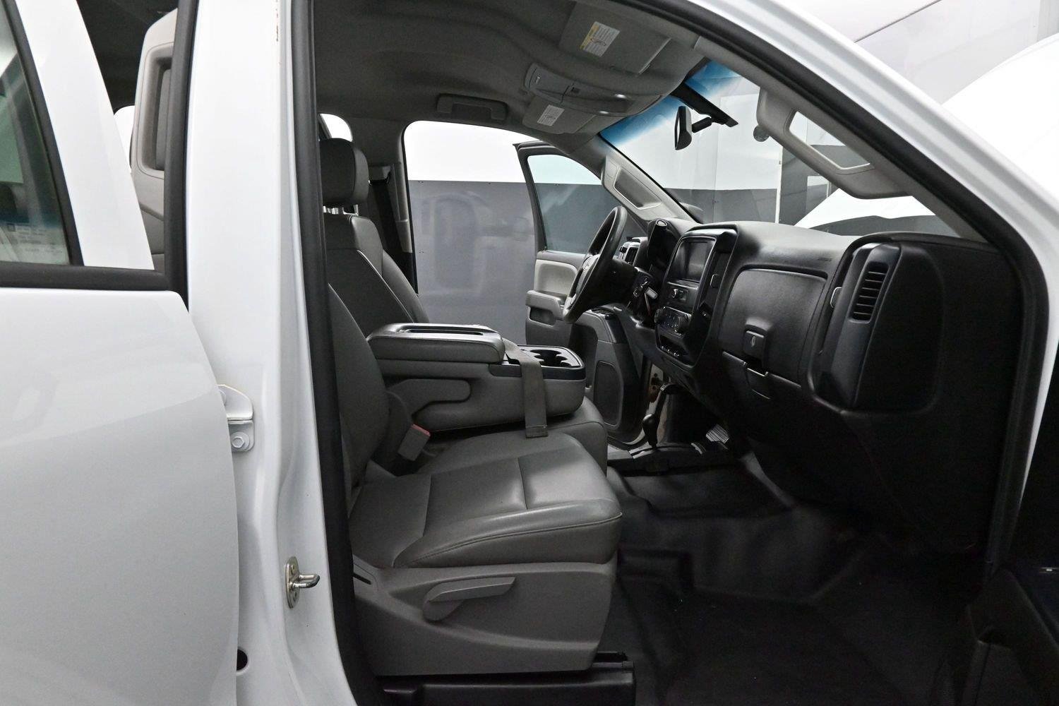 Used 2019 SUMMIT WHITE Chevrolet WT image 27
