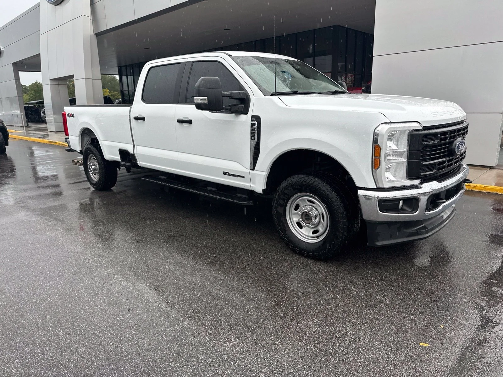 Used 2025 White Ford XL image 1