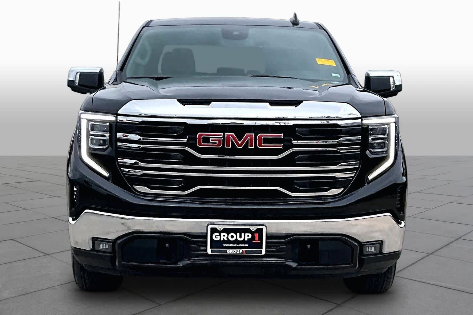 Used 2025 Onyx Black GMC SLT image 4