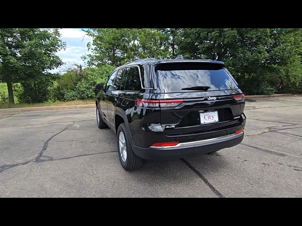 New 2026 Diamond Black Crystal Pearl-Coat Exterior Paint Jeep Laredo X image 6