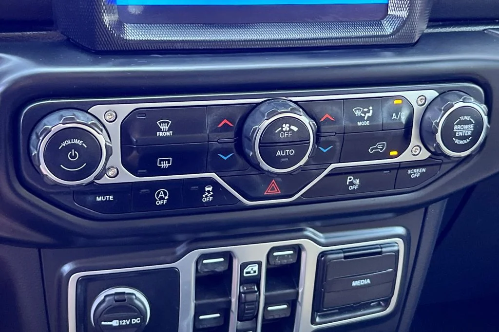 Used 2018 White Jeep Unlimited Sahara image 22