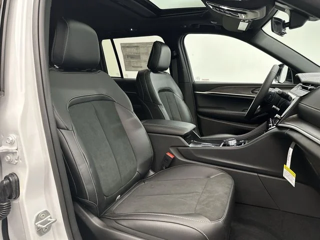 New 2026 Bright White Clear-Coat Exterior Paint Jeep Laredo Altitude image 28