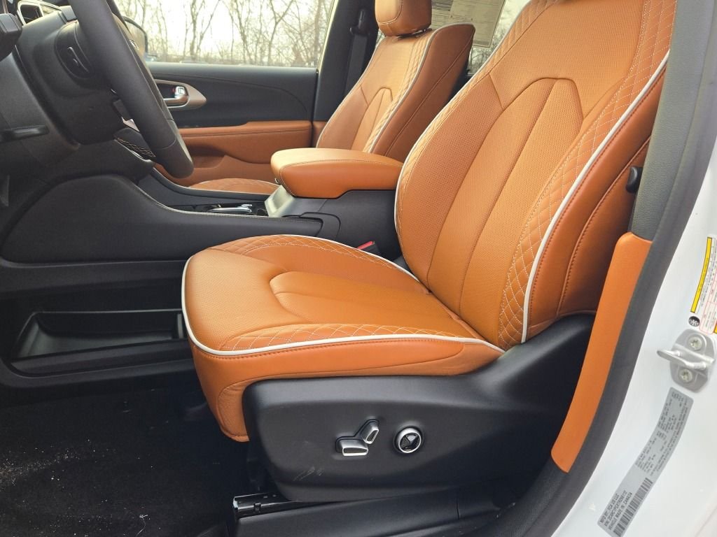 New 2026 Bright White Clear-Coat Exterior Paint Chrysler Pinnacle image 25