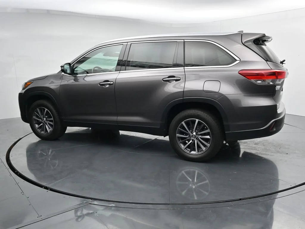 Used 2019 Gray Toyota XLE image 4
