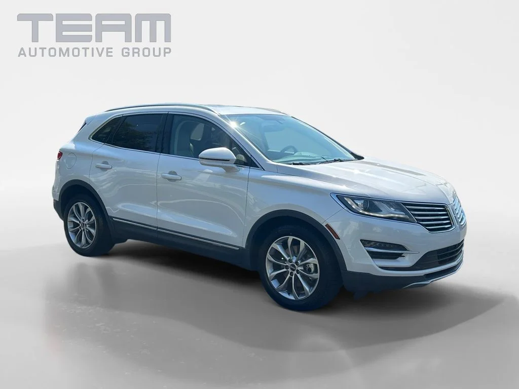 Used 2017 White Lincoln Select image 1