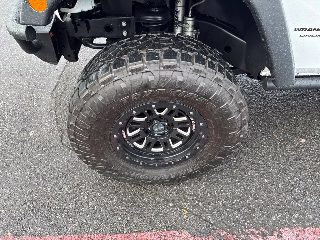 Used 2018 Bright White Clearcoat Jeep Unlimited Rubicon image 5