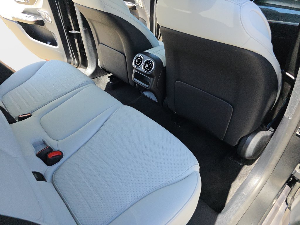 Used 2025  Mercedes-Benz GLC 300 image 13