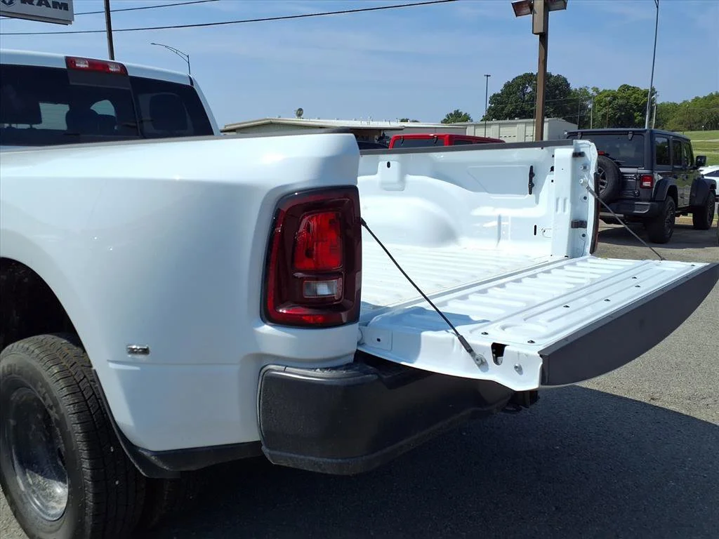 New 2026 Bright White Clear-Coat Exterior Paint RAM Tradesman image 17