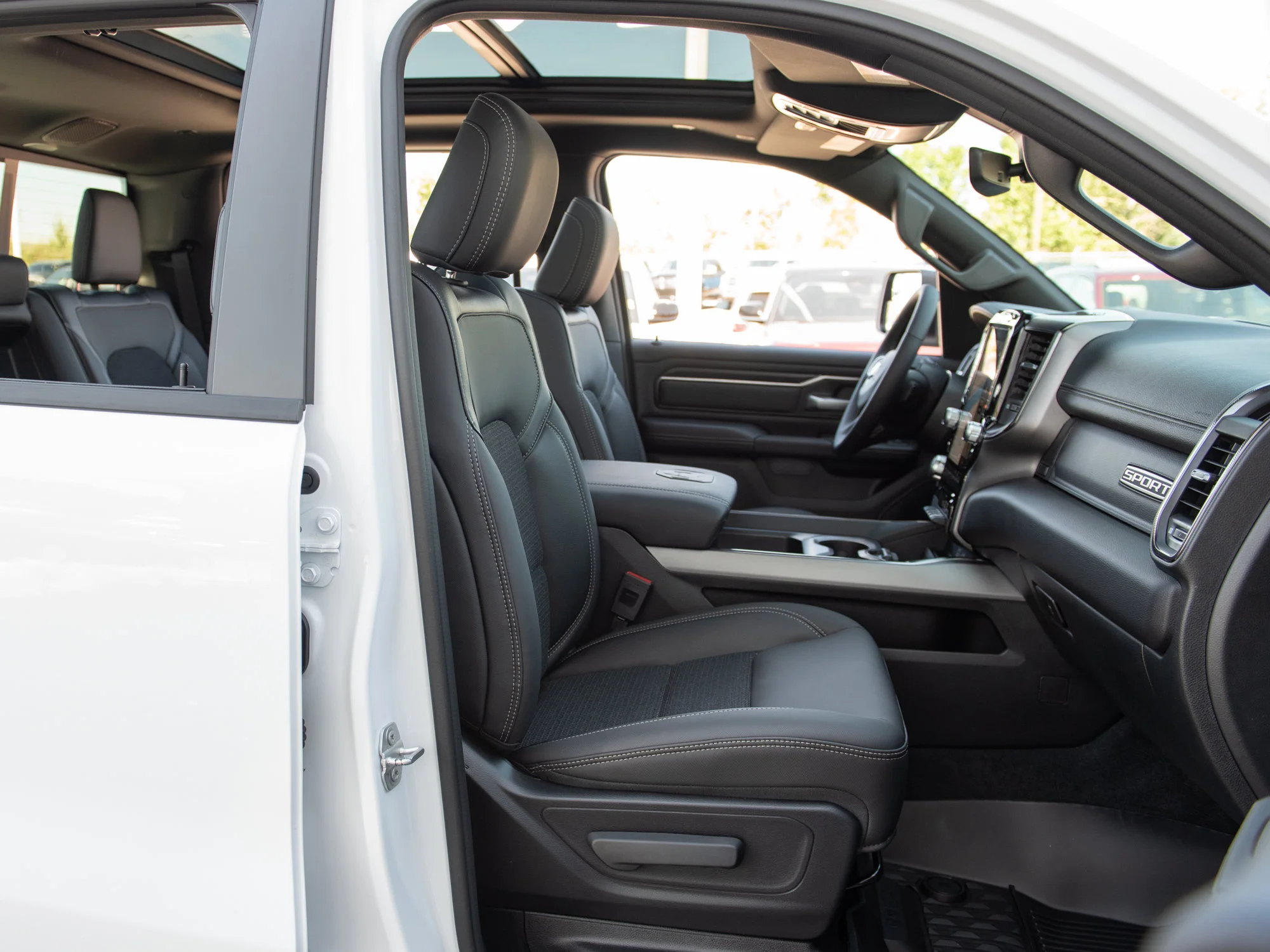New 2026 White RAM Sport* Crew Cab 4x4, HEMI V8, Panoramic Sunroof, 3.92 Rear Axle, Heated Seats image 25