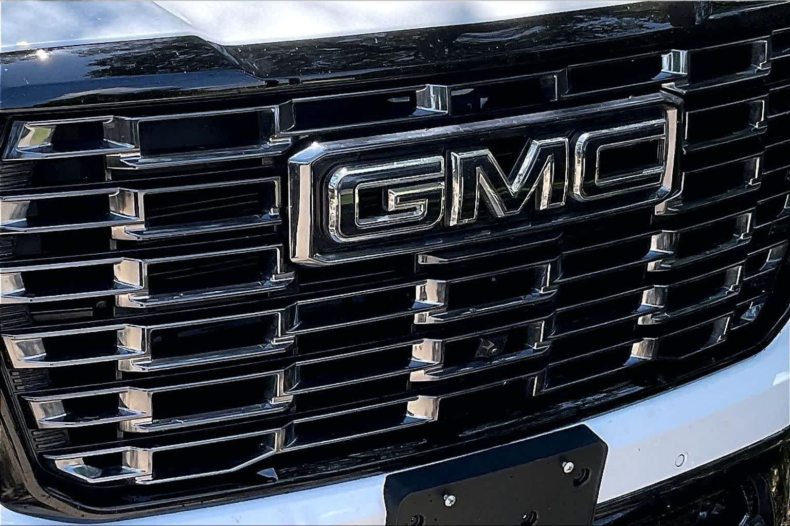 Used 2026 Glacier White Tricoat GMC Denali Ultimate image 28