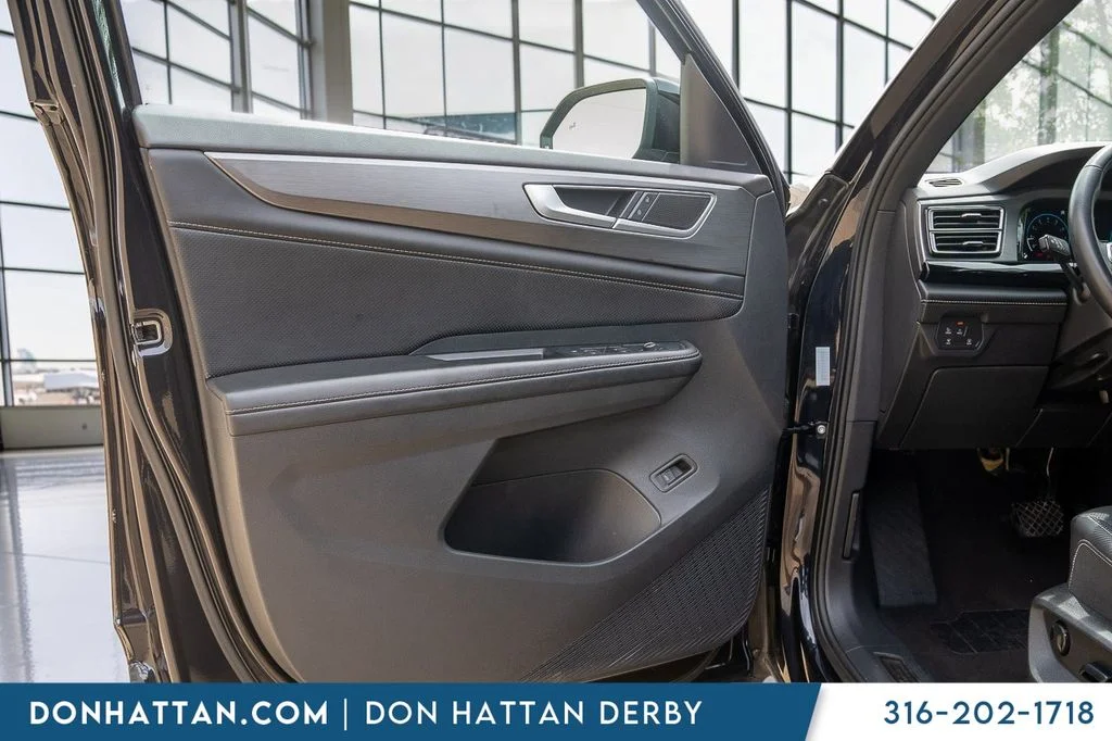 Used 2024 Black Volkswagen 2.0T SE w/Technology image 16