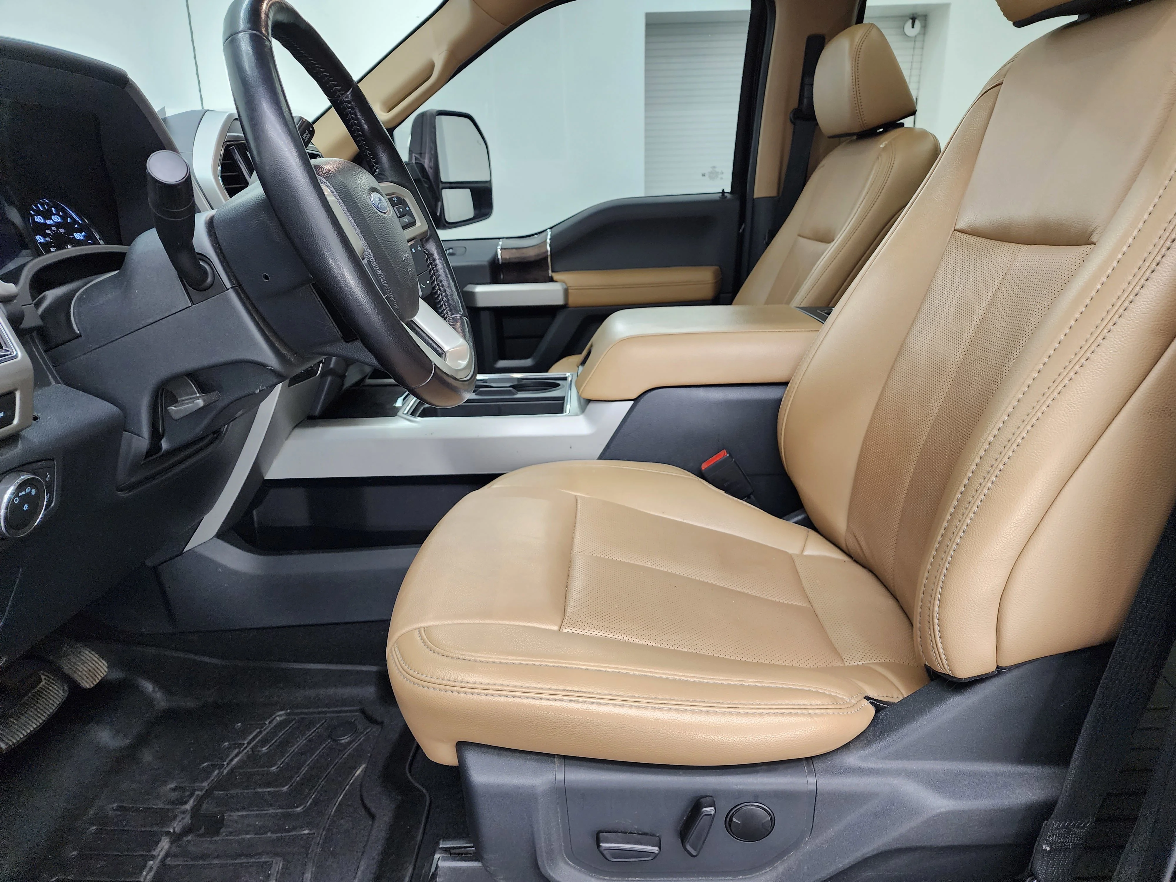 Used 2022 Agate Black Metallic Ford Lariat image 8